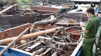 Bắt quả tang 2 phương tiện khai thác cát trái phép trên Sông Tiền