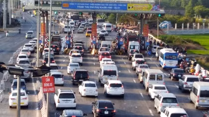 Ngày đầu nghỉ lễ: Nhiều trạm thu phí phải xả trạm