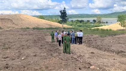 Kiểm tra thực tế “núi cát” tập kết trái phép trong khu bảo tồn thiên nhiên Ea Sô