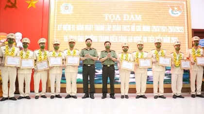 Tôn vinh gương Thanh niên Công an Nghệ An tiêu biểu 2021
