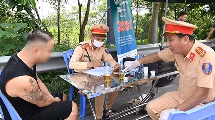 Tài xế chây ỳ hơn 2 tiếng vì sợ bị phát hiện dùng ma túy