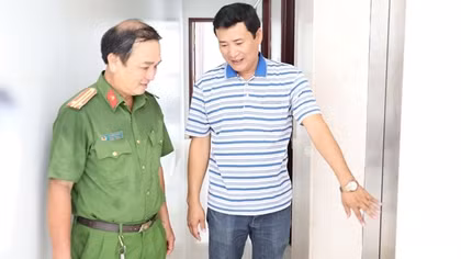 Cảnh sát giải cứu nhóm người mắc kẹt trong thang máy