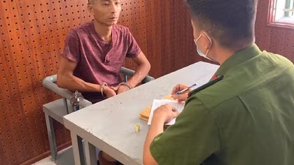 Khống chế kẻ buôn ma túy hung hãn dùng bơm kim tiêm chống trả
