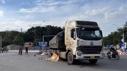 Va chạm với xe đầu kéo, 4 người đi xe máy tử vong