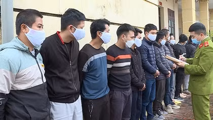 17 công nhân "chui thùng" container chơi xóc đĩa ăn tiền