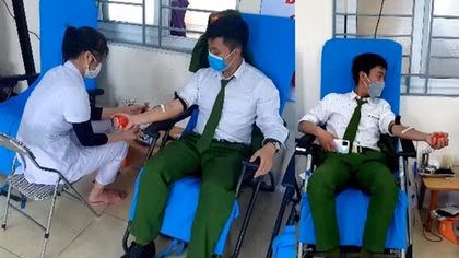 Hai cán bộ Công an kịp thời hiến máu cứu người