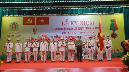 Trại giam Tân Lập đón nhận Huân chương Bảo vệ Tổ quốc hạng Ba