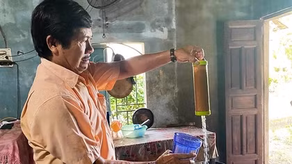 Người dân lo lắng vì nước sinh hoạt đổi màu mắm cua