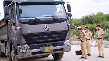 Xử lý nghiêm xe quá tải trên cung đường Tây Bắc