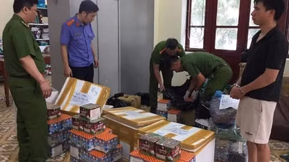 Sử dụng thùng xốp để vận chuyển pháo lậu đi tiêu thụ