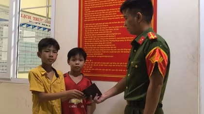 Hai em nhỏ nhặt được ví tiền trả người đánh rơi
