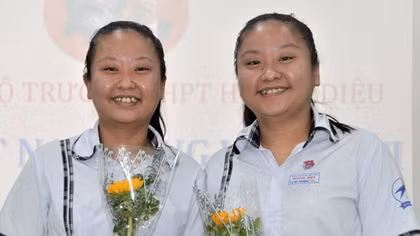 Chị em song sinh được kết nạp Đảng trước ngày thi tốt nghiệp