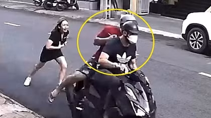 Đập hỏng điện thoại cướp được để phi tang rồi lẩn trốn