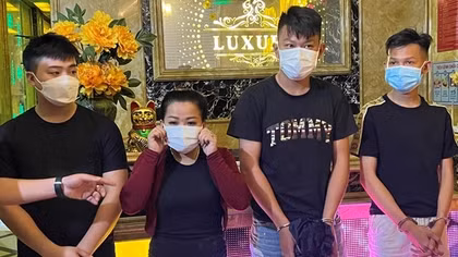 Khởi tố 11 đối tượng biến quán karaoke thành "động lắc"
