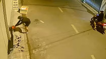 Chị vay nợ, nhà em gái bị tạt mắm tôm, nhớt thải