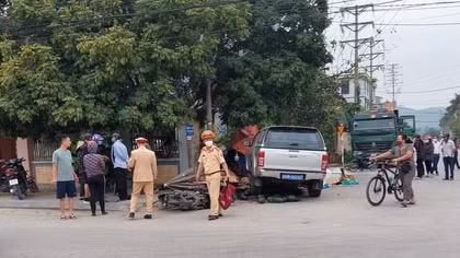Ô tô lao vào quầy bán hoa quả khiến 2 người tử vong, 1 người bị thương
