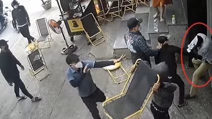 Mâu thuẫn làm ăn, một giám đốc bị nhóm người xăm trổ đánh hội đồng