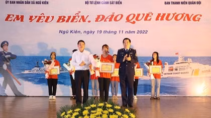 Khơi dậy tình yêu biển đảo cho thế hệ trẻ