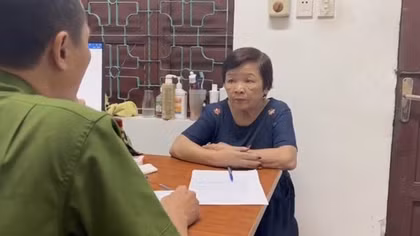 Xách 2 bánh heroin đi thăm con gái