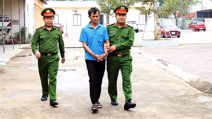 Giao cấu làm cháu bé hơn 14 tuổi mang thai rồi bỏ trốn lên rừng làm nương, rẫy