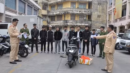 Nghi bạn mình bị bắt nạt, nhóm thanh niên rủ nhau mang chai bia hỗn chiến