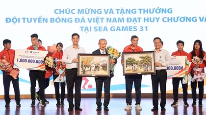 VNPT thưởng “nóng” 2 tỷ đồng cho 2 đội tuyển Bóng đá nam U23 và Đội tuyển nữ Việt Nam