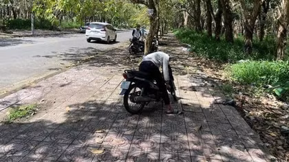 Nam thanh niên tử vong trên xe máy dựng ven đường