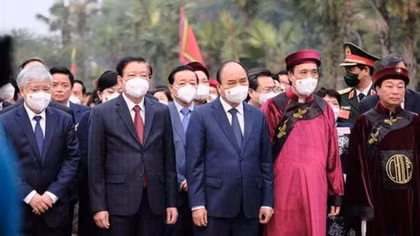 Dâng hương tưởng niệm các Vua Hùng