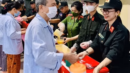 Hơn 2.300 suất cháo yêu thương được trao cho các bệnh nhân