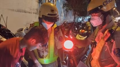 “Quái xế nhí" giở luật khi bị CSGT bắt giữ trong lúc so kè tốc độ