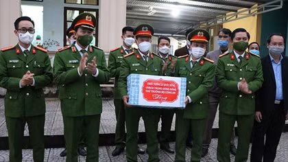 Thứ trưởng Lê Quốc Hùng thăm hỏi, động viên Công an xã vùng biên giới