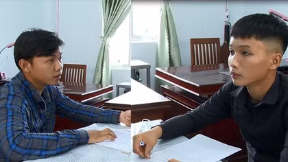 Ném đá vào xe ôtô, 2 thanh niên bị mời lên làm việc