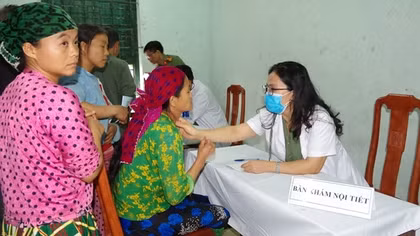 Về xã biên giới vùng cao khám bệnh, trao quà cho bà con nghèo
