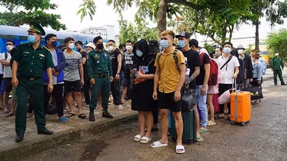 Chua chát trở về từ “thiên đường việc nhẹ lương cao”