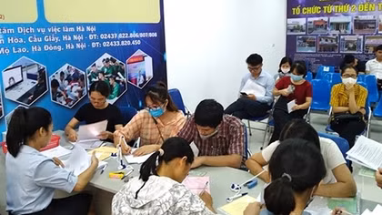 Giải pháp nào giúp đỡ hàng trăm nghìn công nhân bị giảm giờ làm, mất việc?