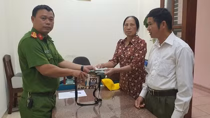 Công an phường tìm giúp túi xách cho vợ chồng đi du lịch bỏ quên