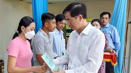 Trao tặng sổ BHXH, thẻ BHYT cho người dân Trà Vinh, Sóc Trăng