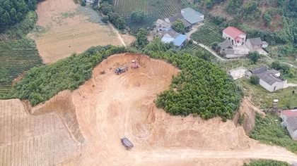 Thái Nguyên: "Đất tặc" lộng hành san đồi đem bán