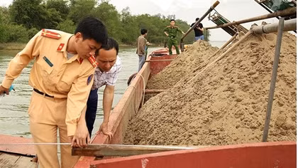 Hà Tĩnh: Nhức nhối cả "đất tặc" lẫn "cát tặc"