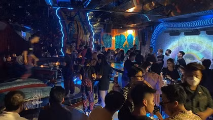 Thu giữ hàng chục bình “khí cười” tại các quán bar phố cổ Hà Nội