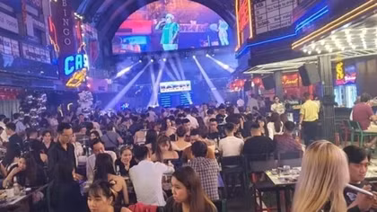 Bất chấp bị đình chỉ, nhà hàng District K vẫn ngang nhiên hoạt động