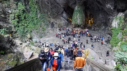 Hàng nghìn du khách đổ về Chùa Hương trước ngày mở cửa