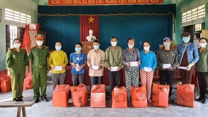Hàng trăm suất quà đến với người dân Thừa Thiên- Huế bị thiệt hại do mưa lũ