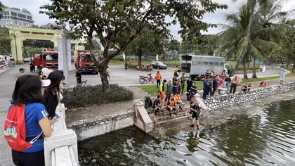 Cháu bé đi lạc trong công viên Thống Nhất tử vong dưới hồ