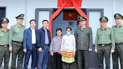 Những ngôi nhà ấm lòng dân bản