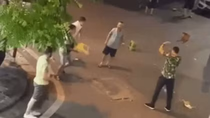Khi khách Tây quậy phá trên phố