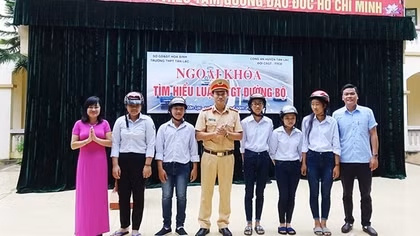 CSGT huyện miền núi Tân Lạc mang ánh sáng về thôn, xóm