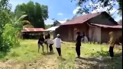 Hai nữ sinh bị đánh hội đồng trong tiếng cười đùa