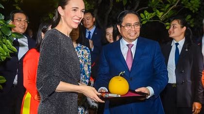 Thủ tướng Jacinda Ardern thưởng thức bưởi Diễn, thăm Nhà sàn Bác Hồ cùng Thủ tướng Phạm Minh Chính