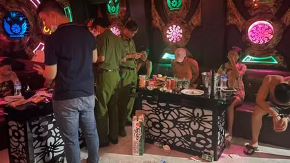 Nhóm "bảy sắc" tụ tập bay lắc trong karaoke, massage
